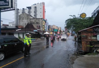 Curah Hujan Tinggi Jalan Lintas Barat Tergenang Air 