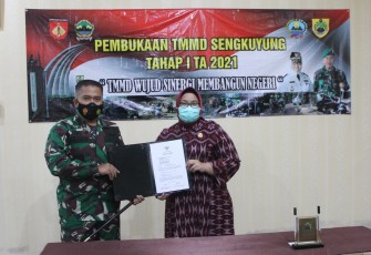 penyerahan berita acara serah terima program TMMD Sengkuyung tahap I TA 2021 dari Bupati Sragen dr. Kusdinar Untung Yuni Sukowati kepada Dandim 0725/Srg Letkol Inf Anggoro Heri Pratikno,S.I.P di ruang transit Pemkab Sragen.