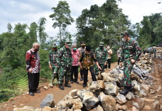 Kasrem 072/ Pamungkas Kolonel Inf. Afianto menghadiri Upacara pembukaan TMMD Reguler ke 110 tahun 2021 Kodim 0707/Wonosobo. Kegiatan tersebut dibuka langsung oleh Bupati Wonosobo Afif Nurhidayat S.Ag. bertempat di Pendopo Kabupaten Wonosobo, Selasa (02-03-2021).  