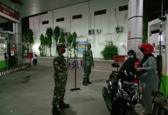 Anggota Koramil 02/Karangmalang Kodim 0725/Sragen melaksanakan  Pemantauan Wilayah  dan Patroli Pengawasan dan Penegakan PPKM berbasis Mikro Prokes Covid-19 di Wilayah Kec. Karangmalang. 