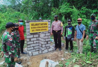 Satuan Tugas Pengamanan Perbatasan (Satgas Pamtas) RI-MLY Yonif 407/PK Pos Sei Mawang I dipimpin Sertu Sukirman dan tiga anggota bersama masyarakat dan Bhabinkamtibmas serta Babinsa melaksanakan pembuatan Tugu selamat datang di Desa Sungai Mawang, Kecamatan Puring Kencana, Kabupaten Kapuas Hulu, Kalbar. Kamis (04/03/21).