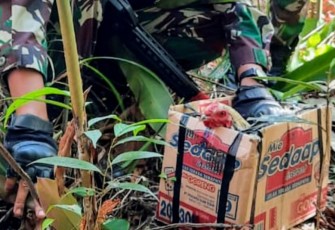 Satuan Tugas (Satgas) Pamtas Yonif 407/Padmakusuma RI-Malaysia mengamankan satu ekor Ayam Philipina ilegal saat melaksanakan patroli di jalan tidak resmi di Desa Sungai Mawang Kecamatan Puring Kencana, Kabupaten Kapuas Hulu, Kalbar. Jumat (05/03/21) 