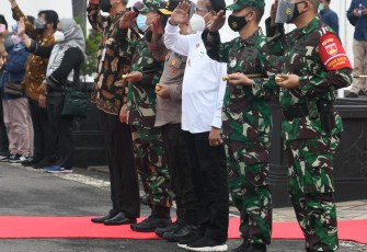Pangdam IV/Diponegoro Mayjen TNI Rudianto selaku Panglima Komando Tugas Gabungan Terpadu (Pangkogasgabpad) memimpin kegiatan Pam VVIP  kunjungan kerja Presiden RI Ir. H. Joko Widodo beserta rombongan ke Daerah Istimewa Yogyakarta dan Jawa Tengah untuk meninjau pelaksanaan vaksinasi COVID-19 secara massal, Rabu (10/3/2021).