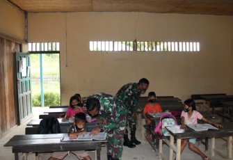 Satuan Tugas Pengaman Perbatasan RI-Malaysia Yonif 407/Padmakusuma, membantu Guru diperbatasan untuk mengajar anak Sekolah Dasar yang ada di SD Mini Sei Tekam Desa Sei Tekam, Kecamatan Sekayam, Kabupaten Sanggau, Kalbar. Jumat (12/03/21).