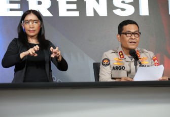 Kadiv Humas saat memberikan keterangan dengan Media
