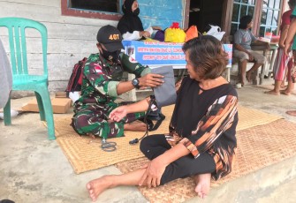 Prajurit Satgas Pamtas RI-MLY Yonif 407/PK anggota Pos Sei Tekam melakukan kegiatan bakti sosial pelayanan kesehatan dan pengobatan gratis kepada warga di Desa Sei Tekam, Kec. Sekayam, Kab. Sanggau, Kalimantan Barat. Sabtu (13/03/21).