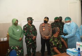 Pangdam IV/Diponegoro Mayjen TNI Rudianto didampingi Kapolda Jawa Tengah Irjen. Pol. Drs. Ahmad Luthfi, S.H., S.St., M.K.,  meninjau pelaksanaan  Vaksinasi tahap 2 yang  telah dilaksanakan secara bertahap di seluruh Indonesia. Termasuk di Rumkit Tk IV/dr. Asmir,  Jl. DR. Muwardi No.50, Kutowinangun Kidul, Salatiga yang diikuti para prajurit dan PNS jajaran Kodam IV/Diponegoro, Senin (22/03/2021).