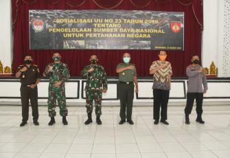 Para Pejabat Komandan Satuan jajaran Kodam IV/Diponegoro mengikuti kegiatan Sosialisasi UU No 23 Tahun 2019 tentang Pengelolaan Sumber Daya Nasional untuk Pertahanan Negara  oleh Ditjen Pothan Kemhan RI bertempat di Balai Diponegoro, Rabu (24/3/2021).