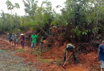 Anggota Pos Kapar Satgas Pamtas RI-MLY Yonif 407/PK bersama masyarakat setempat melaksanakan kegiatan gotong-royong pembuatan parit yang berada di Dusun Kapar, Desa Sungai Senunuk, Kecamatan Batang Lupar, Kabupaten Kapuas Hulu, Kalbar. Kamis (25/03/21).