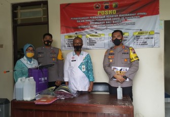 Bertempat di Kelurahan Kali Baros dan Kelurahan Bendan Kergon Kec Pekalongan Timur dan Pekalongan Barat kota Pekalongan,  Kapolres Pekalongan Kota Polda Jateng,  S.I.K., S.H, M.H, melaksanakan pengecekan dan monitoring Posko PPKM Mikro, Selasa (30/3/2021). 