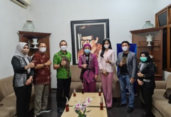 Waka Sekjen DPN Peradi sekaligus Ketua DPC Peradi Palembang dan juga Managing Kantor Hukum Hj. Nurmalah SH. MH dan Megawati Prabowo (Hj. Nurmala SH.MH) silaturahmi ke Ketua Kadin sekaligus Owner Suara Merdeka Kukriit Suryo Wicaksono MBA kota Semarang, Senin 29/3/2021.
