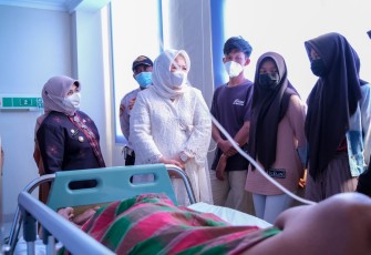 Walikota Tanjung Pinang Rahma Kunjungi Warganya Yang Sakit di RSUP Ahmad Thabib
