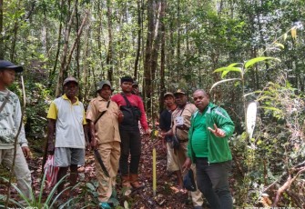 Kepala Dinas dan Staf  Cabang Dinas Kehutanan Wilayah VIII Maybrat, Lakukan Pemetaan Koordinat Lokasi Mesin Pemecahan Batu di Kampung Isnum