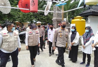  Kapolda Jawa Barat Irjen Pol Ahmad Dofiri saat meninjau perkembangan terakhir pelaksanaan PPKM di Kelurahan Nagrikaler Purwakarta (Foto : Klikwartacom)