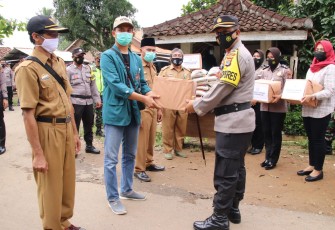 Kapolres Pringsewu AKBP Hamid Andri Soemantri SIK Berikan Bantuan Tiga Desa Terdampak Musibah Angin Puting Beliung