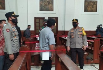 Kabid Humas Polda Jabar Kombes Pol Erdi Saat Meninjau Lokasi Salah Satu Gereja 