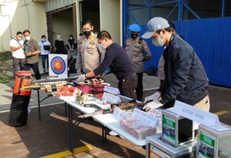 Polisi Sita Barang Bukti Terduga 22 Teroris