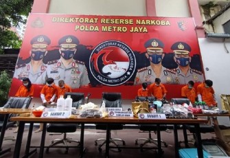 Polda Metro Jaya Berhasil Ungkap Pabrik Ganja Sintetis di Apartemen