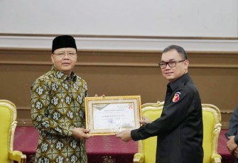 Gubernur Bengkulu Rohidin Mersyah Menerima Piagam