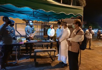 Kapolres Pekalongan Kota AKBP M Irwan Susanto, S.I.K,SH,MH,  melakukan pengamanan langsung bersama anggota yang terseprint  jaga gereja, Kamis malam (1/4/2021). 