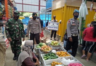 Anggota Koramil 19/Juwangi Kodim 0724/Boyolali dipimpin Sertu Triyadi melaksanakan kegiatan patroli prokes diwilayah  guna memberikan himbauan kepada warga binaannya, di Pasar Juwangi Kecamatan Juwangi Kabupaten Boyolali.Selasa(06/04).‎