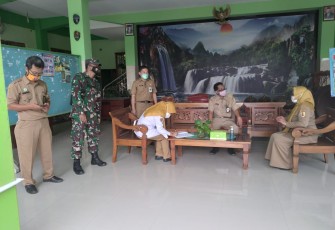 Danramil 15/Gemolong Kapten Cba Suwanto mendampingi Sekwan Kab. Sragen beserta Tim melaksanakan monitoring sekolah tatap muka di wilayah Kec. Gemolong.