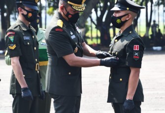 Pangdam IV/Diponegoro diwakili Kasdam IV/Diponegoro Brigjen TNI Widi Prasetijono secara resmi menutup Pendidikan Pertama Tamtama TNI AD gelombang II TA. 2020 bertempat di lapangan Chandradimuka Secata Rindam IV/Dip, Jl. Sapta Marga, Kec. Gombong, Kebumen Sabtu, (10/4/2021).