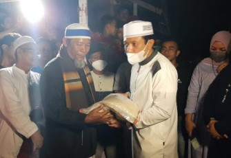 Wakil Walikota Bengkulu Dedy Wahyudi Saat Memberikan Bantuan Korban Kebakaran