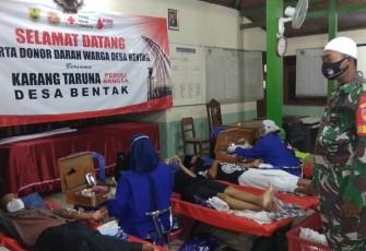 Babinsa  desa Bentak Sertu Marwanto menghadiri acara  Donor darah dalam rangka kegiatan rutin tiap tahun yang di selenggarakan oleh Karangtaruna desa Bentak  Kec Sidoharjo dan PMI Kab sragen.