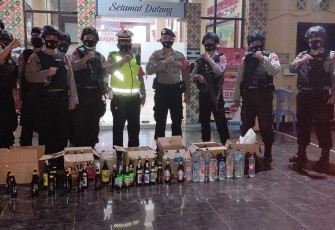 Kasat Sabhara Polres Pekalongan Kota Polda Jawa Tengah, pimpin anggotanya melaksanakan kegiatan operasi minuman keras tradisional di wilayah Kota Pekalongan,Senin (19/4/2021)malam.