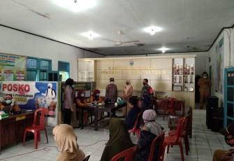 Babinsa Koramil 03/Gringsing bersama Bhabinkamtibmas melakukan pendampingan dalam pelaksanaan penyuntikan vaksinasi Covid-19 tahap II untuk para lansia yang di lakukan oleh Petugas Kesehatan UPTD Puskesmas Gringsing I.