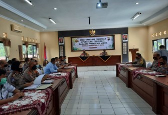 Polres Pekalongan Kota menggelar kegiatan Analisa dan evaluasi (anev) kegiatan operasional bulanan / Rapat Internal kesiapan Ops Ketupat Candi 2021 dan Anev PPKM Skala mkro, dipimpin oleh Kapolres Pekalongan Kota AKBP M Irwan Susanto S.I.K, SH,MH bertempat di aula Mapolres, Rabu (28/4/2021).
