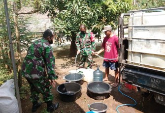 Anggota Koramil 12/Simo berusaha turut serta mengatasi kesulitan warga yang kekurangan air. Kamis (29/04)