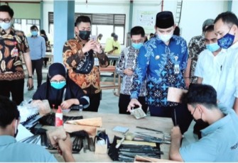 Bupati Kendal Dico M Ganinduto, B.Sc didampingi Kepala Dinas Pendidikan dan Kebudayaan Kendal Wahyu Yusuf Ahmadi, S.STP dan Kepala Dinas Perindustrian Koperasi dan UMKM (Disperinkop dan UMKM) Kendal, Kun Cahyadi mengunjungi Sekolah Politeknik Industri dan Pengolahan Kayu Kendal di Kawasan Industri Kendal (KIK), Kamis (29/04/2021).
