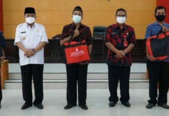 Walikota Santoso Bersama Penerima Bingkisan Lebaran 