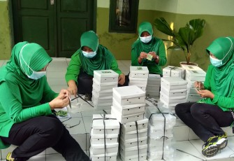 Ibu ibu Persit mempersiapkan pembagian takjil 