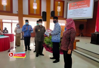 Walikota Santoso Serahkan Hadiah ke Anggota Korpri Kota Blitar yang Purna Tugas (foto : Faisal NR / Klikwarta.com Blitar) 