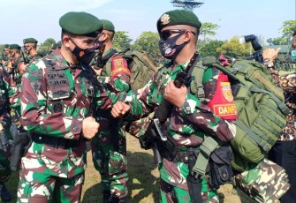 Kasdivif 2 Kostrad Brigjen TNI Tjaturputra Gunadi Genah saat menyambut pasukan Satgas Pamtas RI-PNG Sektor Utara pada Upacara Purna Tugas di Lapangan Markas Yonif MR 413/Bremoro