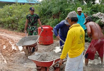 Babinsa Koramil 1206/Silat Hilir Gotong Royong Memperbaiki Jalan Desa 