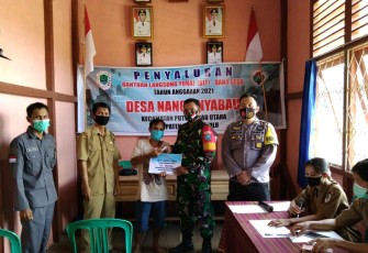 Babinsa Amankan Pembagian BLT DD Di Desa Binaanya