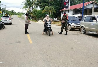 SINERGITAS TNI – POLRI, BABINSA DAN BABINKAMTIBMAS DALAM PEMBAGIAN MASKER KEPADA WARGA BINAAN 