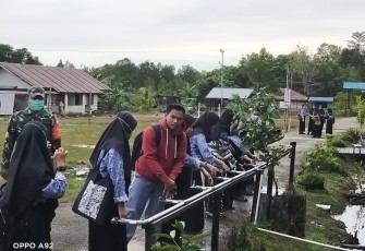 Babinsa Sosialisasi Prokes di Lingkungan Sekolah Menengah Atas 