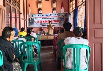 Babinsa Melakukan  Pembagian BLT DD Di Desa Binaanya