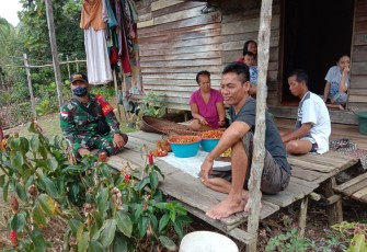 BABINSA BERIKAN BANTUAN SEMBAKO 