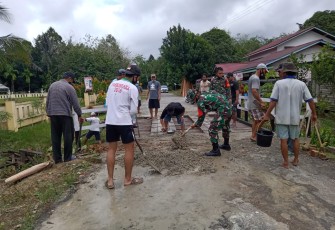 Babinsa Koramil 1206-05/Embaloh Hulu Bantu Warga Timbun Jalan Berlubang