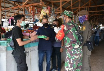 Babinsa Delta Pawan Ingatkan Pedagang Dan Warga