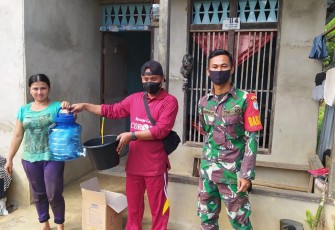 Babinsa Bantu Satgas Desa Tangguh Tanggap COVID-19, Bagikan Sarana Cuci Tangan
