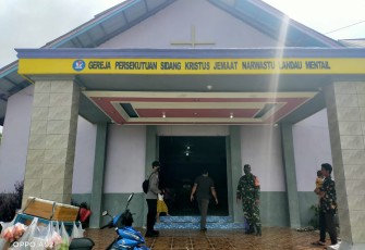 Koramil 1206 - 08/Embaloh Hilir Semprot Disinfektan di Gereja