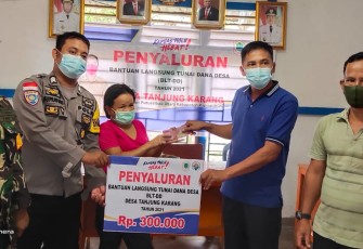 Babinsa Bersama Aparat Desa Bagikan BLT Di Desa Tanjung Karang.