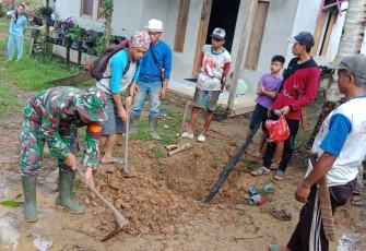 Babinsa 17/Silat Hulu Bersama Perangkat Desa Cegah Bencana Banjir, Bangun Saluran Drainase